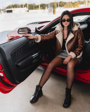 Kożuch damski w brązowym kolorze z futrzanym kołnierzem, idealny na zimowe dni, stylowy i ciepły