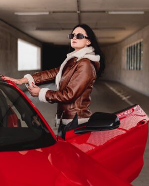 Kożuch damski w kolorze brązowym z białym futrzanym kołnierzem i kapturem, stylowy krój z guzikami