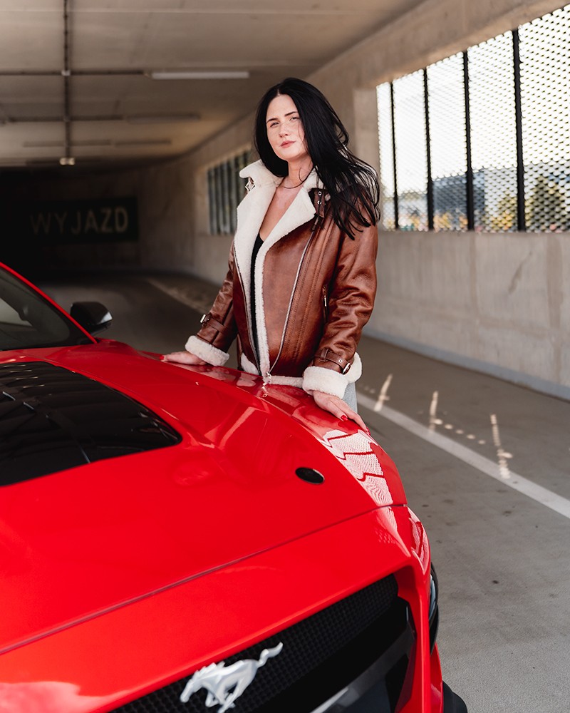 Kożuch damski w brązowym kolorze z białym futrem, z zamkiem i kieszeniami, idealny na zimowe dni