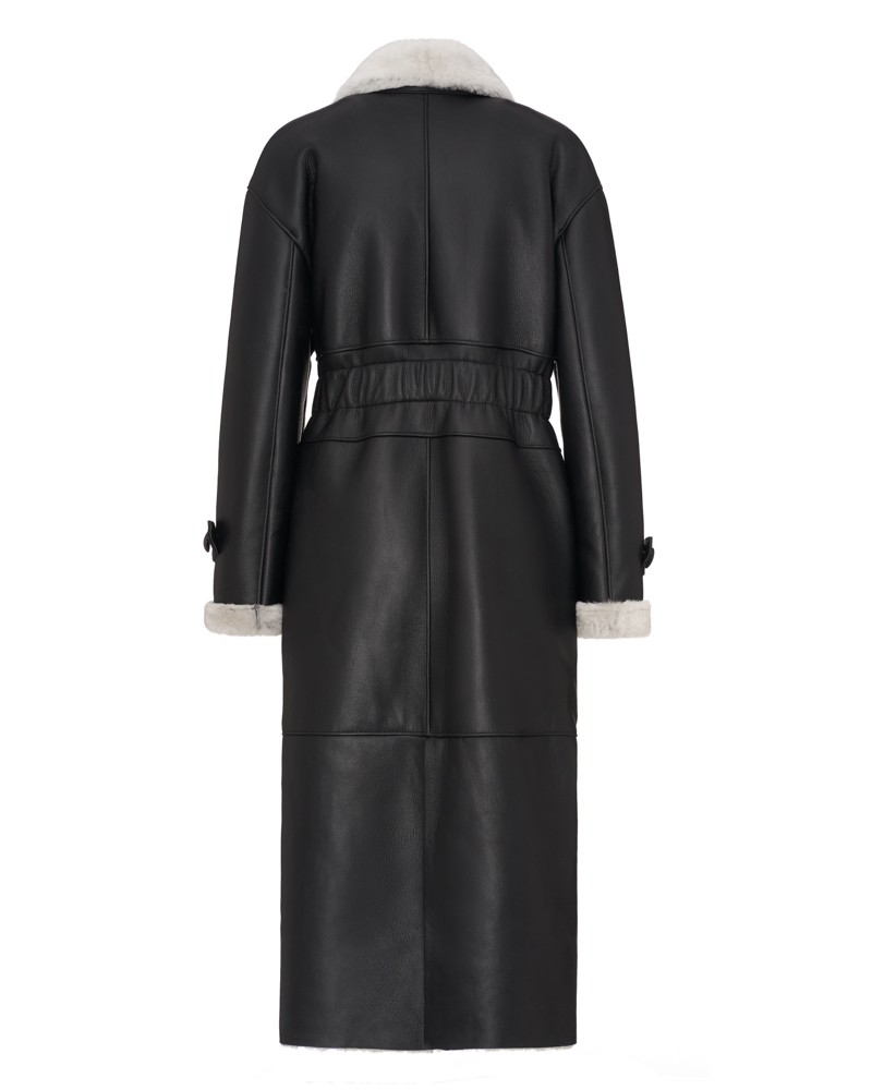 Kożuch damski z kołnierzem z futra i paskiem w talii, idealny na zimowe dni