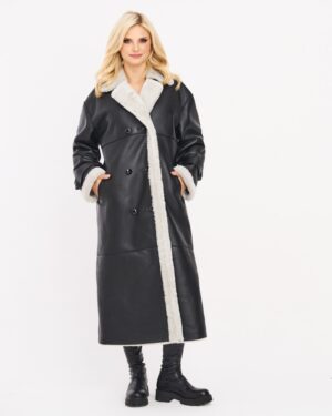 Czarny kożuch damski z futrzanym kołnierzem i guzikami, długi krój, idealny na zimowe dni