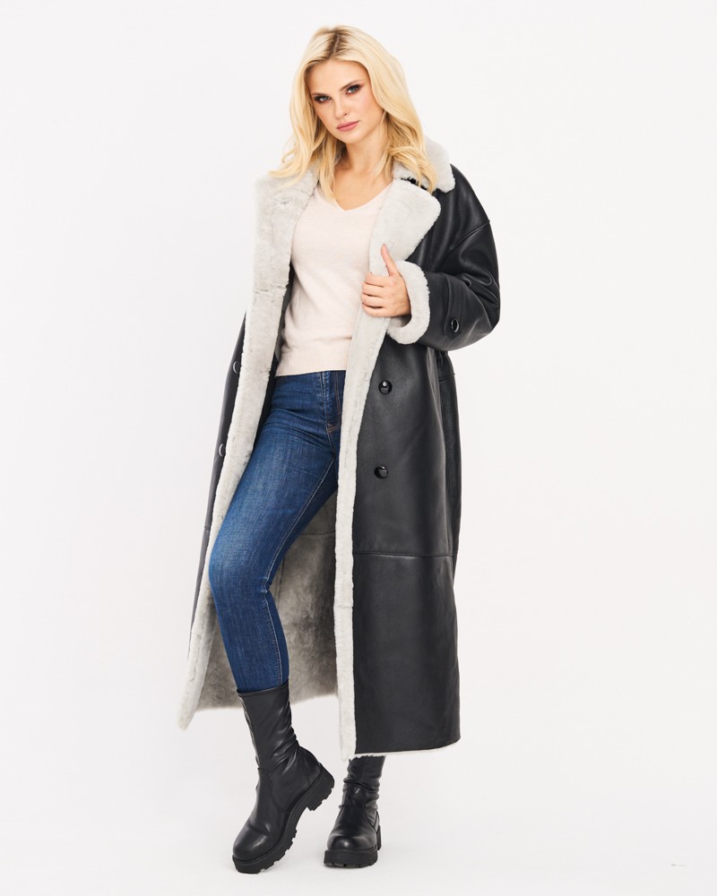 Czarny kożuch damski z szarym futrem, długim krojem i dużym kołnierzem, idealny na zimowe dni