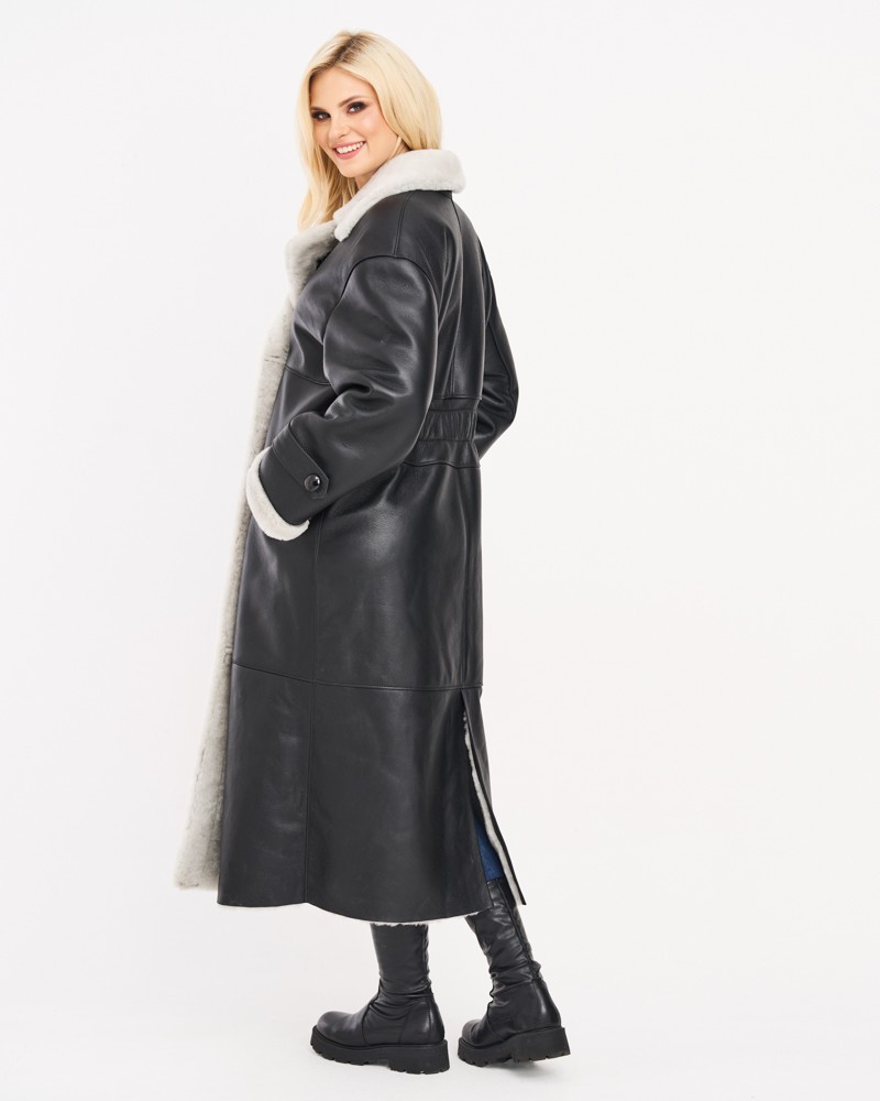 Czarny kożuch damski z szerokim kołnierzem, długim krojem i subtelnym futrzanym wykończeniem