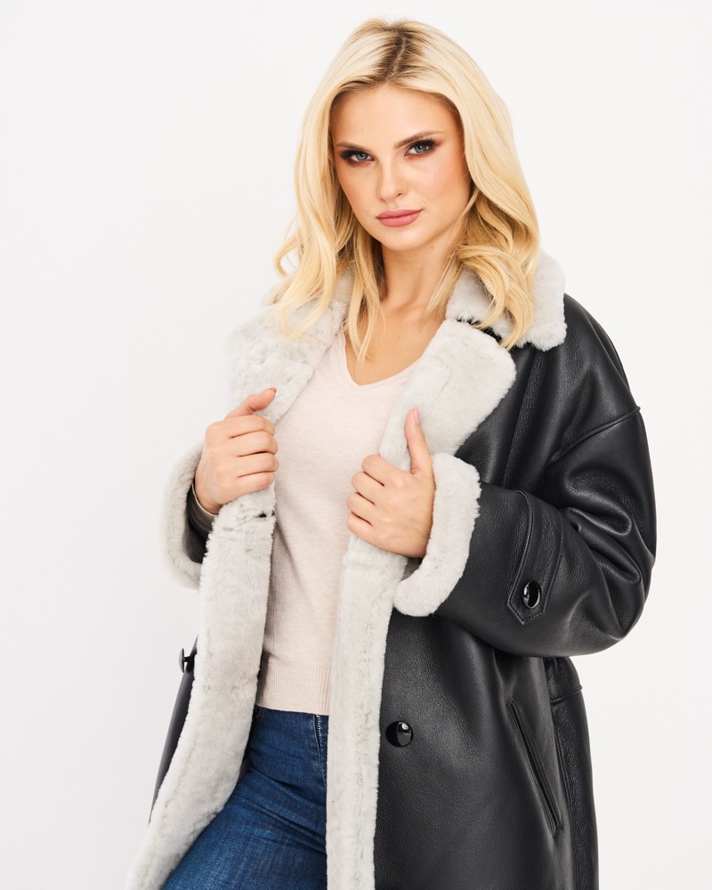 Czarny kożuch damski z szarym futrzanym kołnierzem, luźny krój, guziki, idealny na zimowe dni