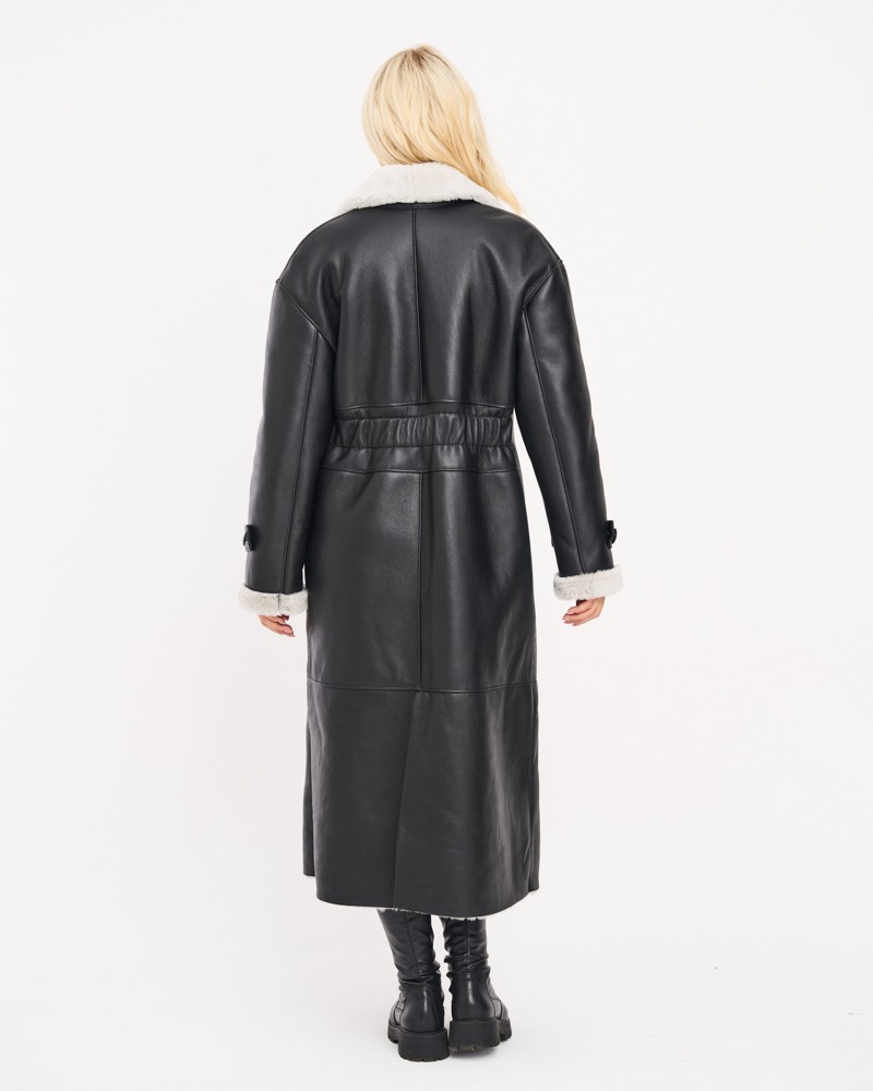 Kożuch damski z futrzanym kołnierzem i paskiem w talii, długi krój z eleganckimi detalami