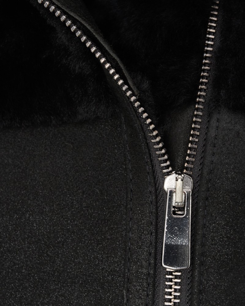 Czarny kożuch damski z miękkim futrem, z zamkiem błyskawicznym i eleganckim wykończeniem przy kołnierzu