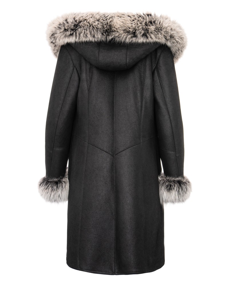 Czarny kożuch damski z kapturem i futrzanym wykończeniem przy rękawach i kołnierzu