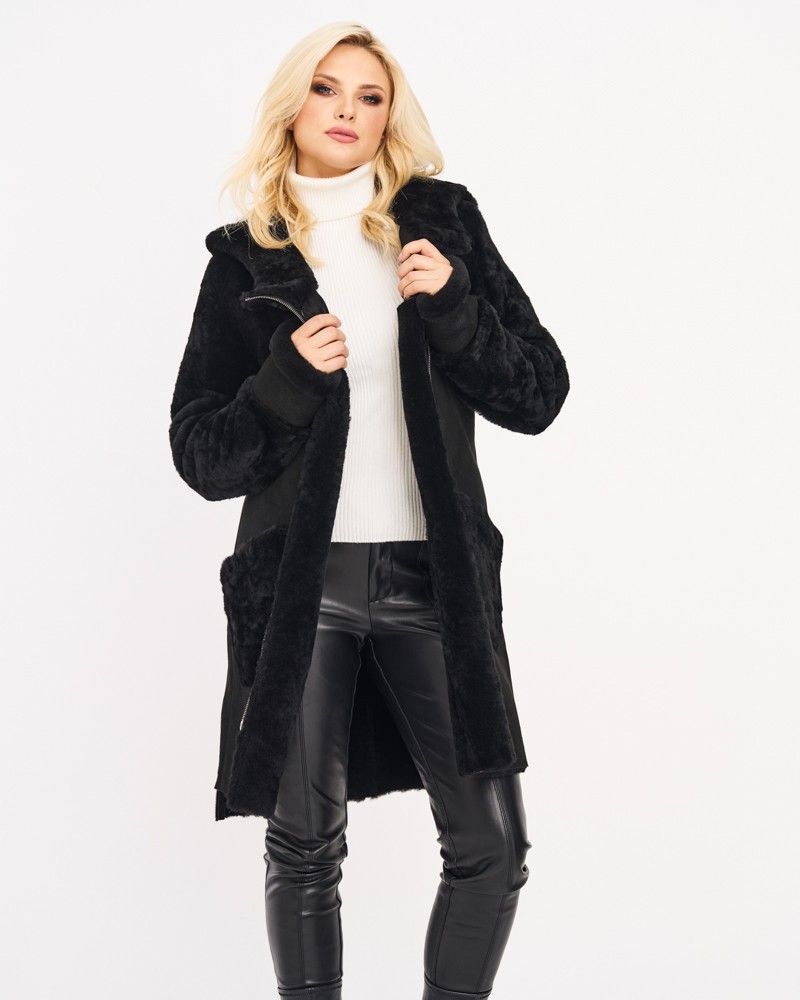 Czarny kożuch damski z kapturem, z miękkiego materiału, idealny na zimowe dni, z eleganckim wykończeniem