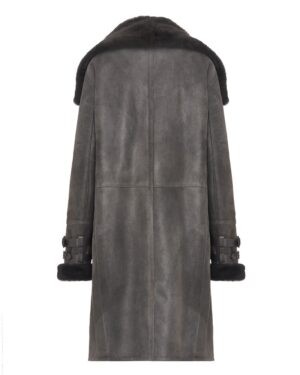 Kożuch męski w odcieniu szarości z szerokim kołnierzem i ozdobnymi guzikami na rękawach