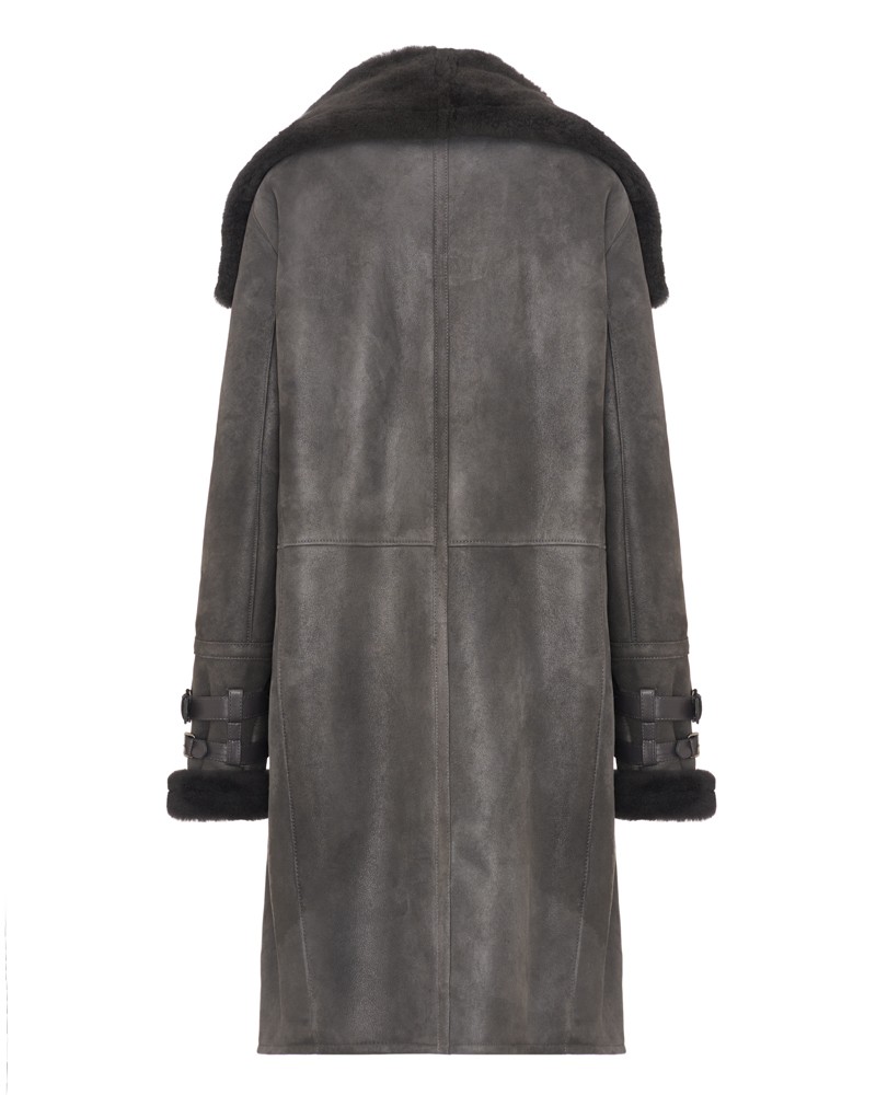 Kożuch męski w odcieniu szarości z szerokim kołnierzem i ozdobnymi guzikami na rękawach