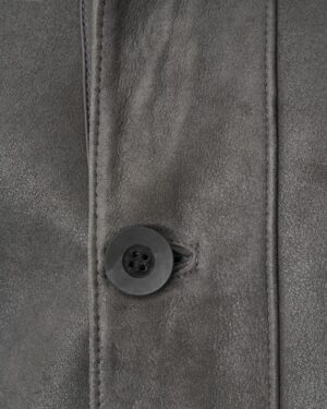 szary kożuch męski z klasycznym kołnierzem i guzikiem w detalu