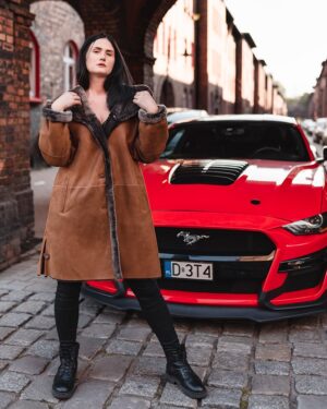 Kożuch damski w kolorze brązowym z futrzanym kołnierzem, zapinany na guziki, idealny na zimowe dni