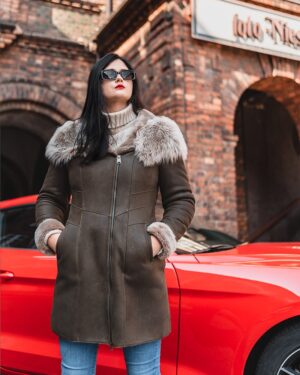 Kożuch damski w kolorze oliwkowym z futrzanym kołnierzem i kieszeniami na suwak