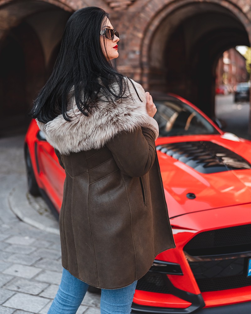 Kożuch damski w kolorze brązowym z futrzanym kołnierzem, zapinany na guziki, elegancki krój z kieszeniami