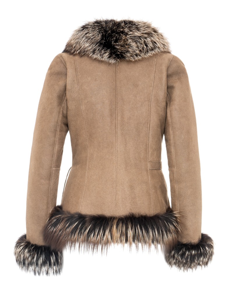 Kożuch damski w jasnobrązowym kolorze z futrzanym kołnierzem i mankietami, dopasowany krój z eleganckimi detalami