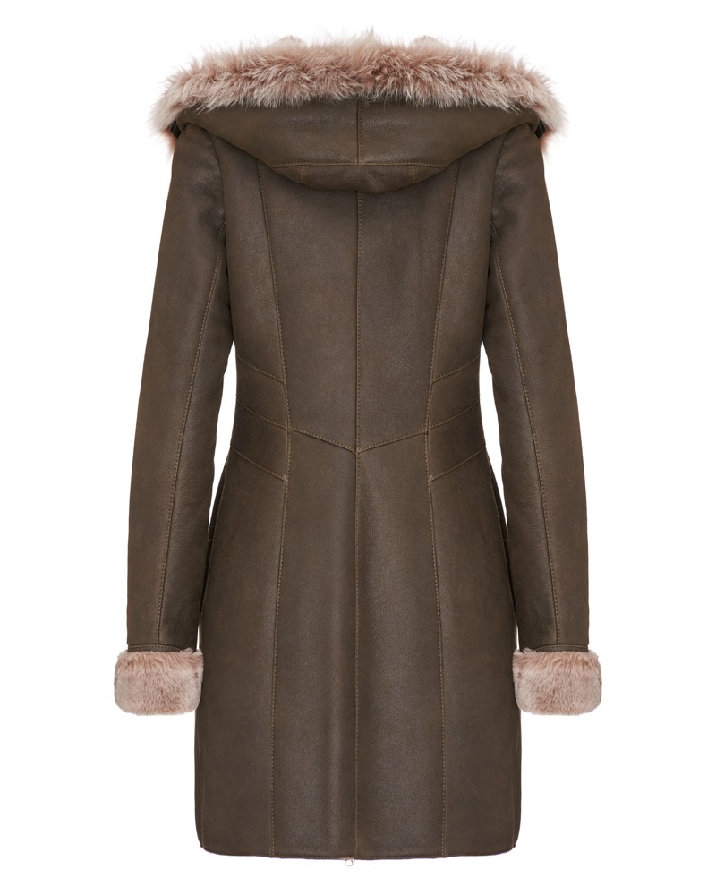Damski kożuch w kolorze brązowym z kapturem i futrzanym wykończeniem przy rękawach