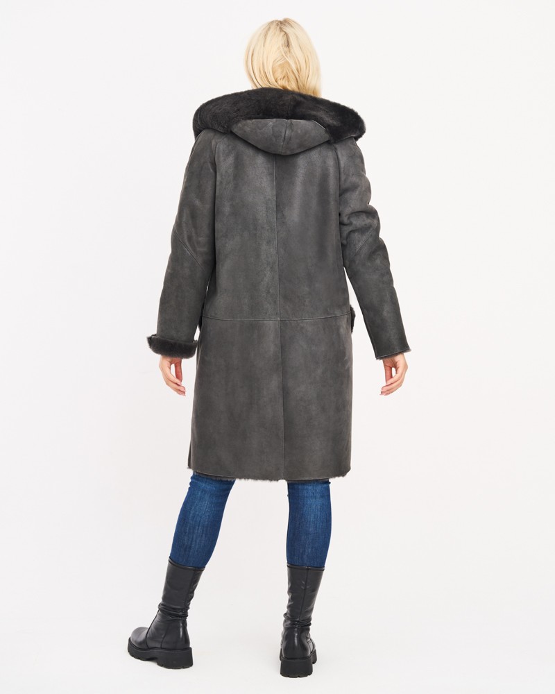 Kożuch damski w kolorze szarym z kapturem i futrzanym kołnierzem, idealny na zimowe dni