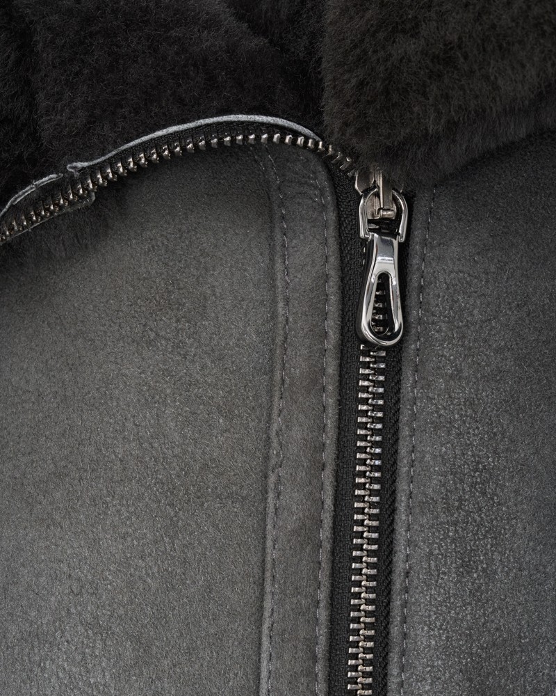 Kożuch damski w odcieniu szarości z miękkim kołnierzem i metalowym zamkiem błyskawicznym