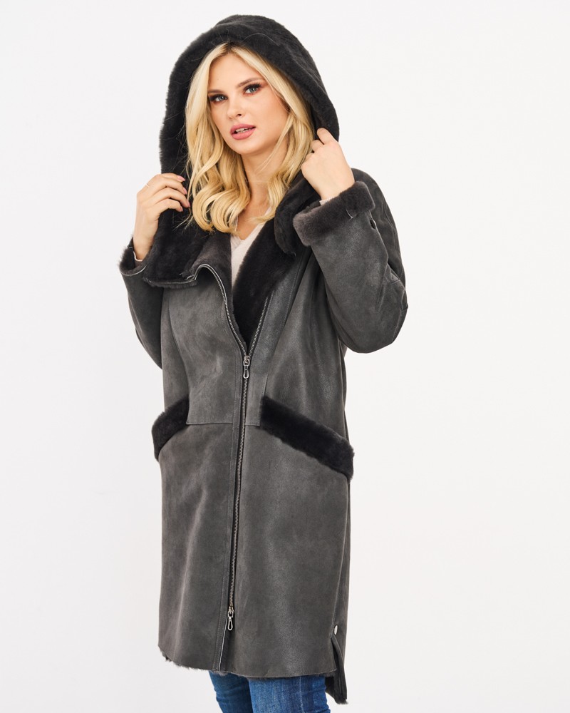 Kożuch damski w kolorze szarym z kapturem, z dodatkiem czarnego futra na kołnierzu i kieszeniach