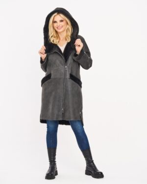 Kożuch damski w kolorze szarym z kapturem i futrzanym wykończeniem, zapinany na zamek, z kieszeniami bocznymi