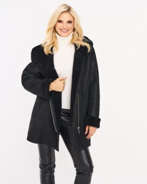 Czarny kożuch damski z kapturem, z zamkiem i miękkim wykończeniem na rękawach oraz kołnierzu