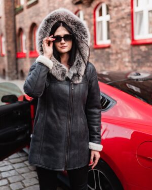 Kożuch damski w kolorze ciemnoszarym z futrzanym kapturem i białymi mankietami