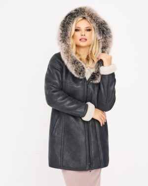 Czarny kożuch damski z futrzanym kapturem i miękkimi mankietami, idealny na zimowe dni