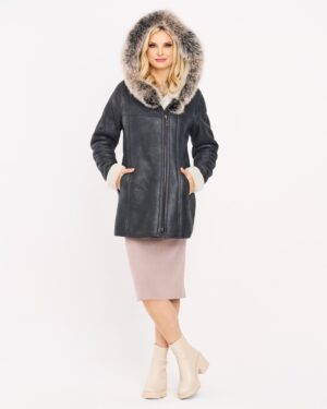Kożuch damski w kolorze czarnym z futrzanym kapturem i jasnymi mankietami, z zamkiem na przodzie