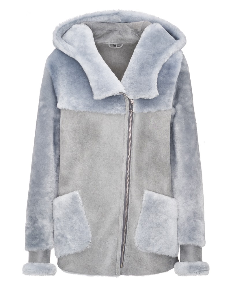 Kożuch damski w jasnoszarym kolorze z kapturem i kieszeniami, wykonany z miękkiego materiału