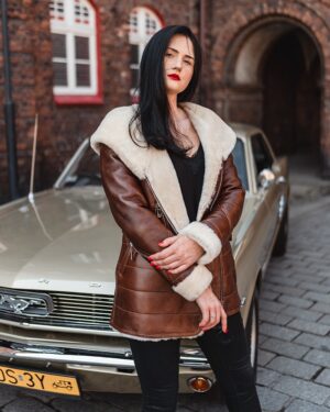 Kożuch damski w brązowym kolorze z futrzanym kołnierzem i zapięciem na zamek, idealny na zimowe dni