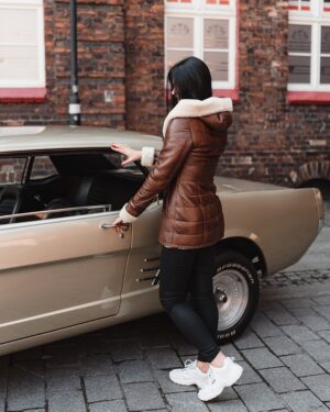 Brązowy kożuch damski z kapturem i futrzanym kołnierzem, idealna na zimowe dni