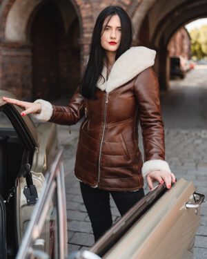 Kożuch damski w brązowym kolorze z białym futrzanym kołnierzem i zapięciem na zamek