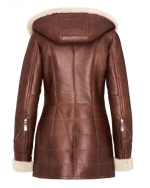 Kożuch damski w brązowym kolorze, z kapturem i futrzanym wykończeniem przy mankietach