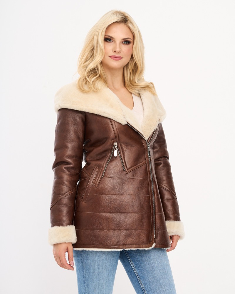 Brązowy kożuch damski z futrzanym kołnierzem i ozdobnymi zamkami na bokach