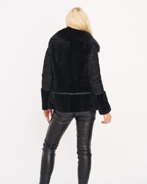 Czarny kożuch damski z futrzanym kołnierzem, klasyczny krój, idealny na zimowe dni