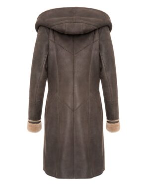 Kożuch damski w odcieniu brązowym z kapturem i futrzanym wykończeniem rękawów i kołnierza