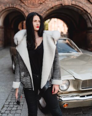 Kożuch damski w odcieniach szarości z futrzanym kapturem i paskiem, idealny na zimowe dni