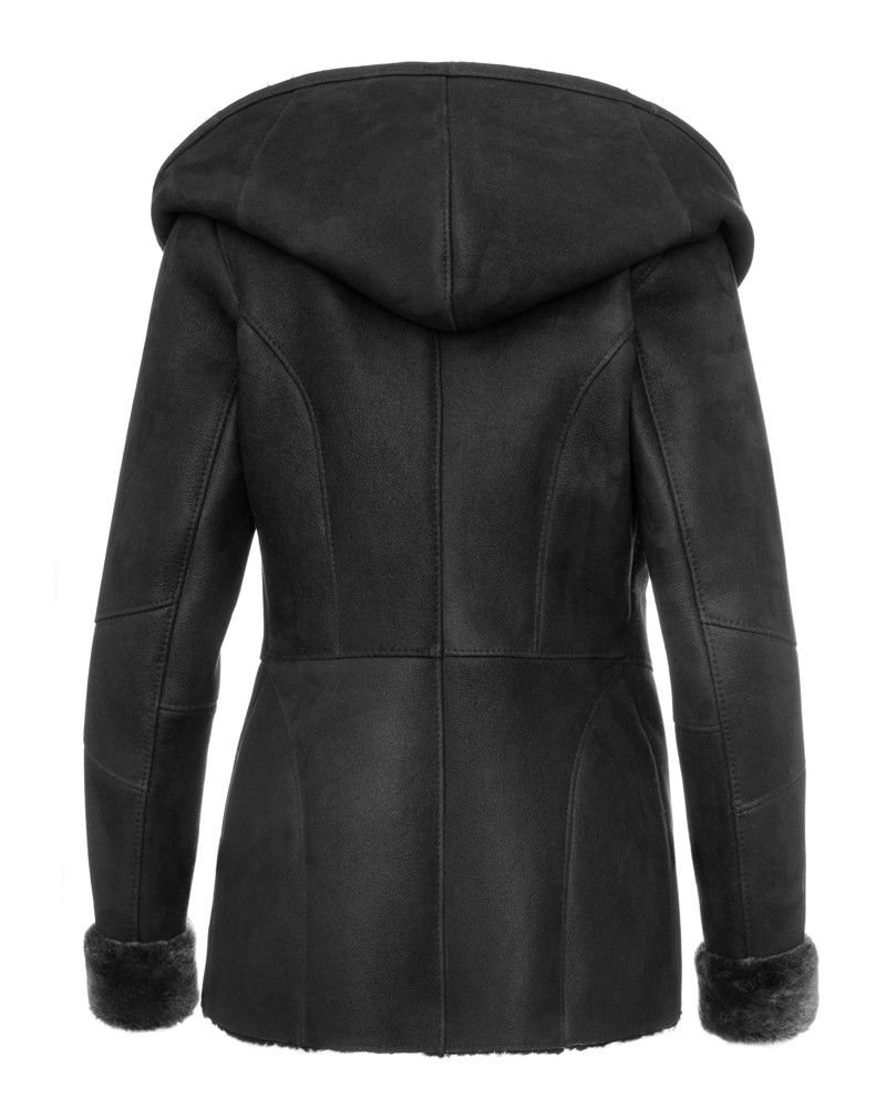 Czarny kożuch damski z kapturem i futrzanymi mankietami, dopasowany krój z wyraźnymi przeszyciami