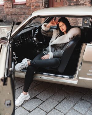 Kożuch damski w odcieniach szarości z białym futrzanym kołnierzem, stylowy krój i eleganckie detale