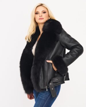 Kożuch damski w kolorze czarnym z futrzanym kołnierzem i eleganckim zapięciem na suwak