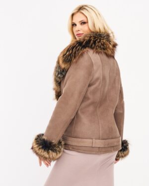 Kożuch damski w kolorze brązowym z futrzanym kołnierzem i mankietami, dopasowany krój z paskiem w talii