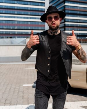 Kamizelka skórzana męska w czarnym kolorze z metalowymi guzikami i klasycznym krojem