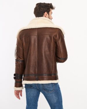 Kożuch męski z futrzanym kołnierzem i paskiem w okolicy talii