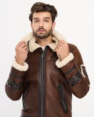 Męski kożuch w brązowym kolorze z futrzanym kołnierzem i ozdobnymi paskami na rękawach