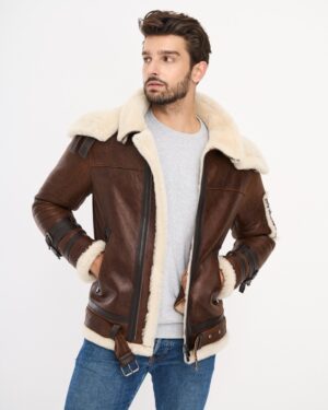 Kożuch męski w brązowym kolorze z białym futrem, z zamkiem i regulowanym paskiem w talii