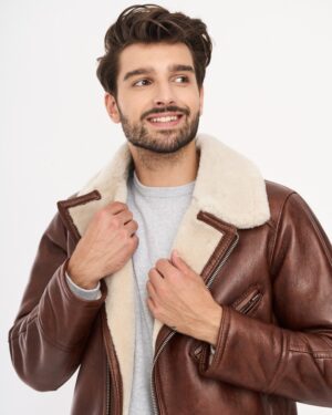 Męski kożuch w kolorze brązowym z futrzanym kołnierzem i zamkiem błyskawicznym z przodu