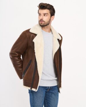 Męski kożuch w brązowym kolorze z białym futrem, zapinany na zamek, z kieszeniami po bokach