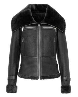 Kożuch damski w kolorze czarnym z dużym kołnierzem i futrzanym wykończeniem na rękawach