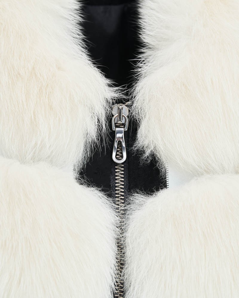 Futro naturalne w kolorze białym z miękkim kołnierzem i metalowym zamkiem błyskawicznym