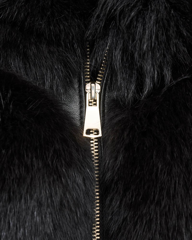Czarne futro naturalne z metalowym zamkiem i miękkim wykończeniem, idealne na zimowe dni